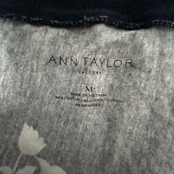 Ann Taylor Factory Navy and White Floral Short Sleeve Top - Picture 7 of 7